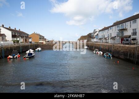 Portreath,Cornwall, 4 mai 2021, ciel bleu au-dessus du port à marée haute à Portreath,Cornwall malgré le soleil glorieux, il se sentait froid dans le vent. Les vents gusty sont prévus pour durer quelques jours.Credit: Keith Larby/Alay Live News Banque D'Images