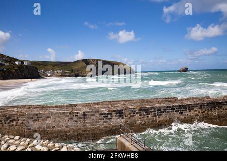 Portreath,Cornwall, le 4 mai 2021, les vents violents ont attisé la mer celtique à Portreath, les vents devraient durer quelques jours.Credit: Keith Larby/Alay Live News Banque D'Images