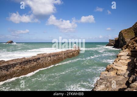 Portreath,Cornwall, le 4 mai 2021, les vents violents ont attisé la mer celtique à Portreath, les vents devraient durer quelques jours.Credit: Keith Larby/Alay Live News Banque D'Images