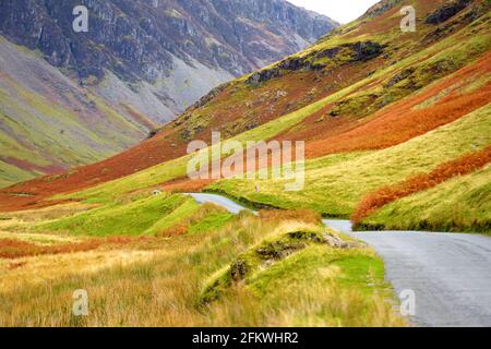 Honister Pass, un col de montagne avec une route étroite qui s'enroule le long du ruisseau de montagne Gatesgarthdale Beck. L'un des passes les plus abruptes et les plus hautes de la Banque D'Images