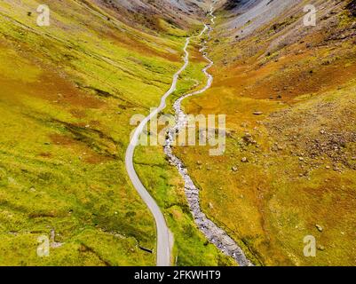 Vue aérienne de Honister Pass, un col de montagne avec une route sinueuse le long du ruisseau de montagne Gatesgarthdale Beck. L'une des passes les plus abruptes et les plus hautes Banque D'Images