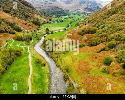 Vue aérienne de Stonethwaite Beck, une petite rivière formée au confluent de Langstrath Beck et Greenup Gill sous Eagle Crag. Explorer la belle n Banque D'Images