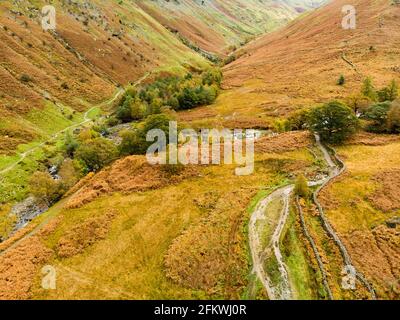 Vue aérienne de Stonethwaite Beck, une petite rivière formée au confluent de Langstrath Beck et Greenup Gill sous Eagle Crag. Explorer la belle n Banque D'Images