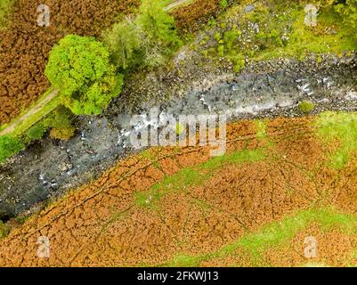 Vue aérienne de Stonethwaite Beck, une petite rivière formée au confluent de Langstrath Beck et Greenup Gill sous Eagle Crag. Explorer la belle n Banque D'Images