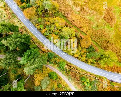 Vue aérienne en haut du Lake District, célèbre pour ses lacs et ses montagnes accidentées. Destination de vacances populaire à Cumbria, North We Banque D'Images