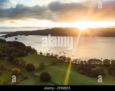 Vue aérienne du lac Windermere, le plus grand lac naturel du Lake District et de l'Angleterre, Cumbria, Royaume-Uni. Soirée d'automne ensoleillée dans le Lakeland. Banque D'Images