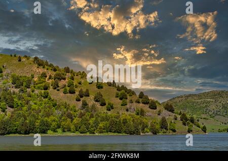 Magnifique paysage de nuages sur le lac et les montagnes au coucher du soleil Banque D'Images