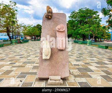 Sculpture en pierre nommée 'se Desliza II' à Las Alamedas, Santiago de Cuba, Cuba Banque D'Images