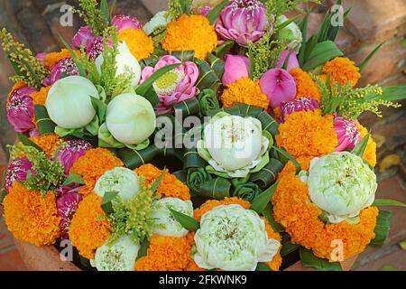 Bouquet de fleurs de Marigold et de Lotus à offrir au Temple bouddhiste, Thaïlande Banque D'Images