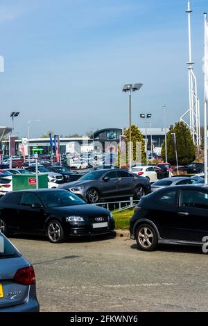 Principalement des voitures à essence et diesel à vendre. Banque D'Images