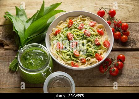 Pesto à base d'ail sauvage, Allium ursinum, qui comprend de l'huile de colza, du jus de citron et des noix de pin. Il a été utilisé pour faire un plat de pâtes linguine whi Banque D'Images