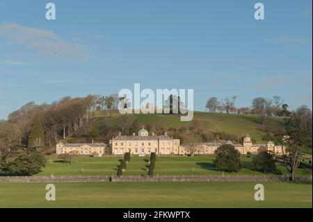 Château Hill House et domaine avec un château Folly sur le dessus de la colline en arrière-plan dans le Devon rural, Angleterre, Royaume-Uni Banque D'Images