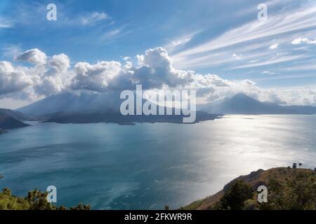 Lac Atitlan avec des volcans en arrière-plan au Guatemala , post-traité en utilisant le bracketing de l'exposition Banque D'Images