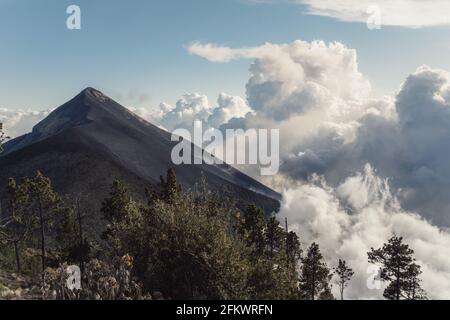 Volcan de Fuego vu d'Acatenango au Guatemala, post-traité en utilisant le bracketing de l'exposition Banque D'Images