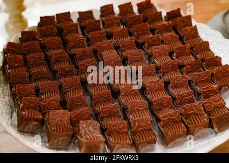 Prairie avec bonbons au chocolat sur la table en bois. Banque D'Images