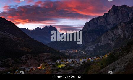 Coucher de soleil sur le Mont Pelvoux dans le massif du Parc National des Ecrins et le village des Vigneaux. Vallouise, Hautes-Alpes, Alpes françaises, France Banque D'Images