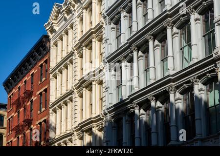 Façades de bâtiments typiques à SoHo, le quartier historique de la fonte avec une architecture distincte de la fin du XIXe siècle. Manhattan, New York, États-Unis Banque D'Images