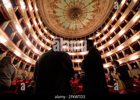 Rome, Italie. 03ème mai 2021. (5/3/2021) vue du théâtre argentin à l'entrée des gens. Le théâtre argentin, l'un des plus importants théâtres de Rome, a rouvert ses portes, avec tous les contrôles et restrictions dus à la pandémie de Covid-19. Un groupe d'acteurs et d'actrices a organisé une flashmob devant l'entrée du théâtre pour protester contre la situation du théâtre en Italie. (Photo de Matteo Nardone/Pacific Press/Sipa USA) crédit: SIPA USA/Alay Live News Banque D'Images