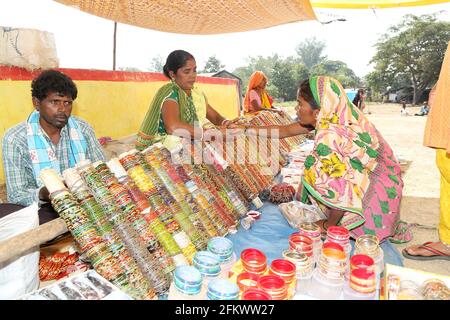 Marché tribal hebdomadaire du village de Vishwanathpur. Bracelets à vendre. Odisha, Inde Banque D'Images