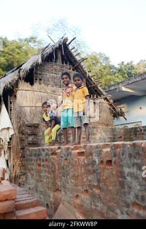 Enfants posant pour caméra . TRIBU KOLI. Odasinga Jodum de Cuttack, Odisha, Inde Banque D'Images