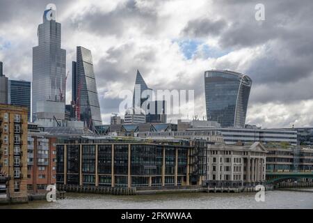 Londres, Royaume-Uni. 4 mai 2021. La ville de Londres s'gratte-ciel sous les nuages gris et soleil occasionnel sur Londres en vents de rafales. De gauche à droite, les gratte-ciels qui apparaissent au-dessus des bâtiments de faible hauteur du front de mer sont : 22 Bishopsgate, le Leadenhall Building (Cheesegrater), le Scalpel dans Lime Street, 20 Fenchurch Street (Walkie Talkie). Crédit : Malcolm Park/Alay Live News. Banque D'Images