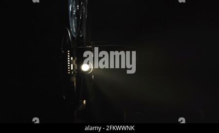 Photo de l'ancien projecteur de film filmant sur fond noir Banque D'Images