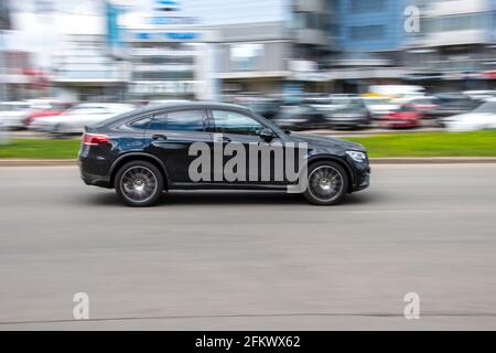 Ukraine, Kiev - 26 avril 2021 : une Mercedes-Benz GLC coupé noire se déplace dans la rue. Éditorial Banque D'Images