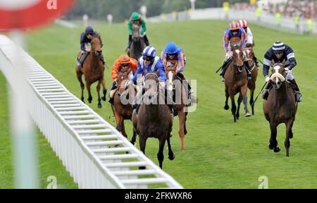 ROYAL ASCOT 2009. 4ème JOUR. LE COURONNEMENT ENJEUX.RICHARD HILL GAGNE SUR GHANATI. 19/6/09. PHOTO DAVID ASHDOWN Banque D'Images