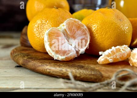 Très grand satsumas bio sur une table en bois Banque D'Images