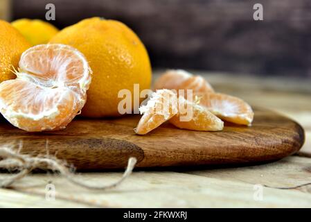 Très grand satsumas bio sur une table en bois Banque D'Images