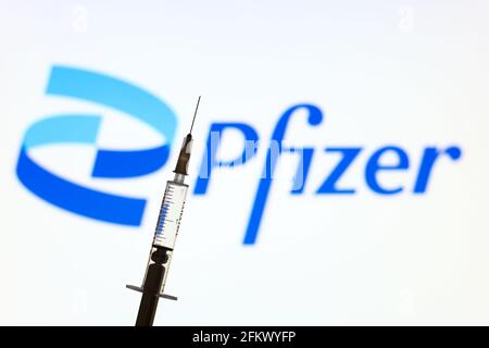 Pologne. 02 mai 2021. Sur cette photo, une seringue médicale est visible devant le logo de la société pharmaceutique Pfizer. (Photo de Filip Radwanski/SOPA Images/Sipa USA) crédit: SIPA USA/Alay Live News Banque D'Images