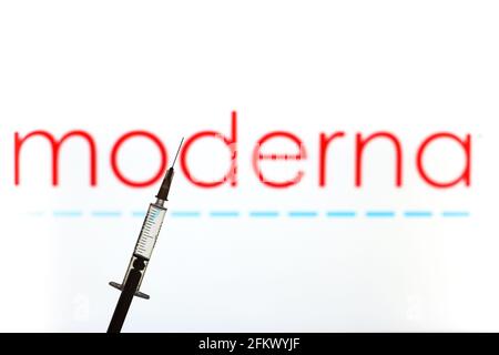 Pologne. 02 mai 2021. Sur cette photo, une seringue médicale est visible devant le logo de la société pharmaceutique Moderna. (Photo de Filip Radwanski/SOPA Images/Sipa USA) crédit: SIPA USA/Alay Live News Banque D'Images