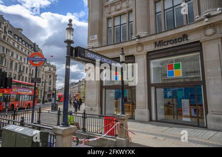 Microsoft Store à Regent Street avec enregistrement à l'entrée de la station de métro tandis que Covid LockDown se réduit dans le centre de Londres, 4 mai 2021 Banque D'Images