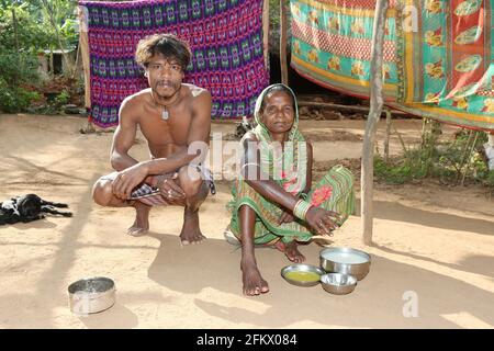 Mère assise avec son fils avec des repas quotidiens. Cette photo a été cliquée dans le village Kuanarpal du district de Cuttack à Odisha, en Inde Banque D'Images