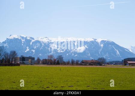 Montagnes enneigées au soleil éclatant dans la terre de Berchtesgadener Banque D'Images