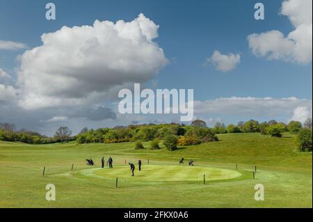 Vue sur le parc public et le parcours de golf avec golfeurs le matin au printemps à Beverley, Yorkshire, Royaume-Uni. Banque D'Images