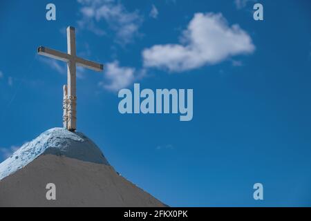 Concept de religion du christianisme. Blanc cassé métal rouillé vieille croix attachée avec corde sur l'île grecque église toit. Crucifix orthodoxe, catholique, Protesta Banque D'Images