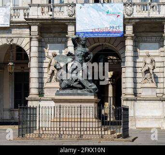 Turin, Italie - 23 avril 2021 : monument à l'Amadeus VI de Savoie, devant l'hôtel de ville. Banque D'Images