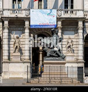 Turin, Italie - 23 avril 2021 : monument à l'Amadeus VI de Savoie, devant l'hôtel de ville. Banque D'Images