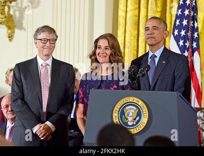 Bill Gates et sa femme Melinda annoncent leur divorce. Le milliardaire co-fondateur de Microsoft, et sa femme, qui résident dans l'État de Washington, doivent divorcer après vingt-sept ans de mariage, et vingt ans de travailler ensemble dans leur fondation - photo de dossier datée de novembre 22, 2016 du Président des États-Unis Barack Obama présente la Médaille présidentielle de la liberté à Bill et Melinda Gates lors d'une cérémonie dans la salle est de la Maison Blanche à Washington, DC, le mardi 22 novembre 2016. La Médaille présidentielle de la liberté est le plus grand honneur civil de la nation. Photo de Ron Sachs / CNP Banque D'Images