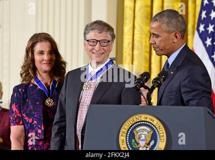 Bill Gates et sa femme Melinda annoncent leur divorce. Le milliardaire co-fondateur de Microsoft, et sa femme, qui résident dans l'État de Washington, doivent divorcer après vingt-sept ans de mariage, et vingt ans de travailler ensemble dans leur fondation - photo de dossier datée de novembre 22, 2016 du Président des États-Unis Barack Obama présente la Médaille présidentielle de la liberté à Bill et Melinda Gates lors d'une cérémonie dans la salle est de la Maison Blanche à Washington, DC, le mardi 22 novembre 2016. La Médaille présidentielle de la liberté est le plus grand honneur civil de la nation. Photo de Ron Sachs / CNP Banque D'Images