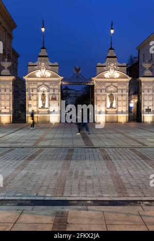 Entrée principale historique de l'Université de Varsovie la nuit, vue de la rue Krakowskie Przedmiescie dans la ville de Varsovie, Pologne Banque D'Images