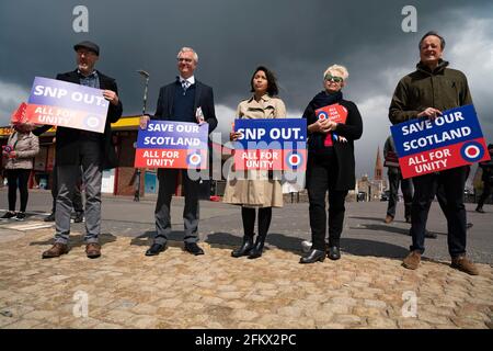 Troon, Écosse, Royaume-Uni. 4 mai 2021. Fondateur de pro Union All for Unity Party George Galloway campagnes sur la promenade de la plage à Troon dans Ayrshire. Galloway a fait un discours en direct et a rencontré des partisans et des membres du public. Il a déjeuné de Fish and chips au restaurant à emporter Wee Hurrie, à côté du port de Troon. Iain Masterton/Alay Live News Banque D'Images