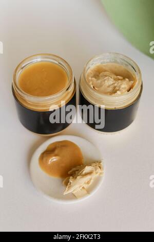 Beurre d'arachide ou d'amande en pot Banque D'Images