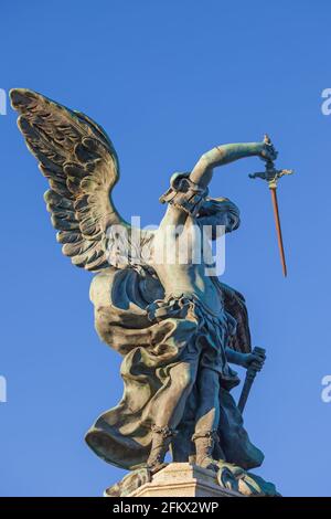 Statue de Michael l'Archange avec épée (conçue en 1753) Au sommet du Castel Sant Angelo à Rome, Italie Banque D'Images