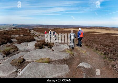 Point de trig de l'ONÉ élevé au bord de la section près de Hathersage, district de Peak. Banque D'Images