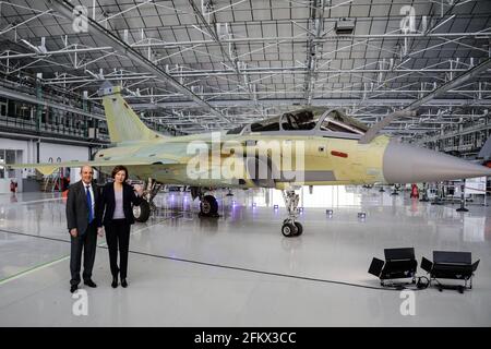 Photo du dossier - Florence Parly, ministre des armées, visite l'usine Dassault Aviation où le Rafale est assemblé. À la suite de cette visite, le ministre a annoncé la notification du contrat d'achèvement de la norme Rafale F4 et a signé le renouvellement de l'action PME convention.in la présence du Président Directeur général de Dassault Aviation, Eric Trappier.le 14 janvier 2019 à Mérignac, en France. - l'Egypte va commander 30 avions de chasse Rafale supplémentaires de France. Gros client de l'industrie française de l'armement, le Caire a été le premier pays étranger à acheter Rafale (24), en 2015. - photo de Thibaud Morit Banque D'Images