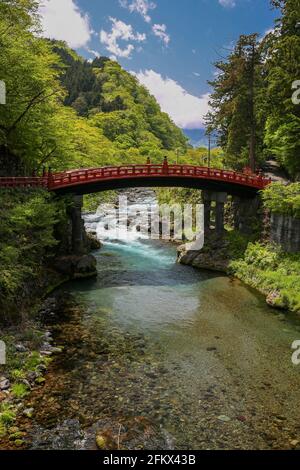 Pont sacré de Shinkyo à Nikko, Japon. Entrée au complexe de Shinto du Futarasan. Banque D'Images