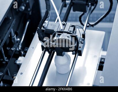 Objets imprimés par une imprimante 3d. L'imprimante 3D tridimensionnelle automatique fonctionne Banque D'Images