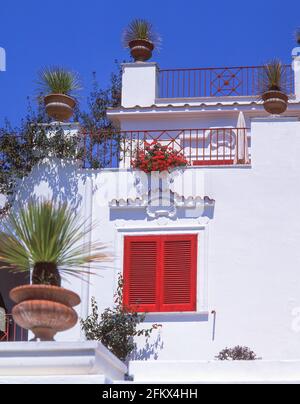 Villa blanchie à la chaux, à l'île de Capri, Campanie, Italie Banque D'Images